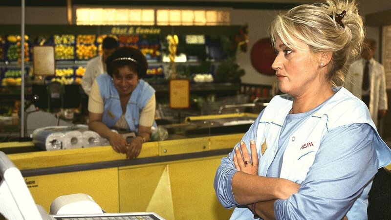 Ritas (Gaby Köster, r.) Arbeitskollegin Gisi (Franziska Traub, hinten) findet Rudi, Horsts Arbeitskollegen, super! Rita soll nun ein Treffen arrangieren. – Bild: MG RTL D