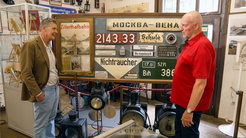 Karl Hohenlohe beuscht Rudolf Rossak im Eisenbahnmuseum Deutsch-Wagram. – Bild: ORF/​Clever Contents