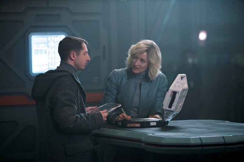 l-r: Adun (Ryan McParland), Dr. Catherine Halsey (Natascha McElhone) – Bild: 2022 Microsoft Corporation. All Rights Reserved.