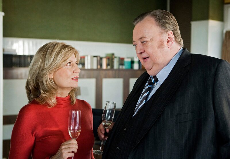 NDR Fernsehen DER DICKE, „Gefährliches Spiel“, am Dienstag (22.06.10) um 21:45 Uhr. Wird Gregor Ehrenberg (Dieter Pfaff, r.) Isabel von Brede (Sabine Postel, l.) die Partnerschaft in seiner Kanzlei anbieten? – Bild: NDR/​ARD/​Georges Pauly