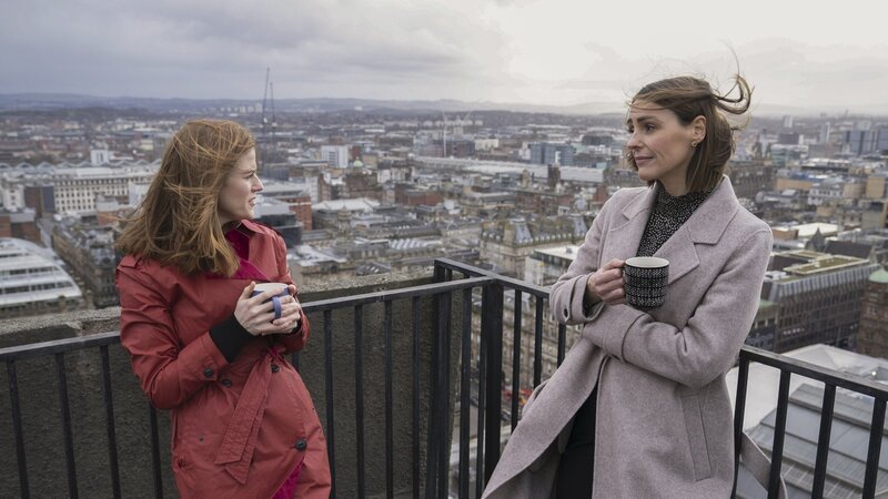 Amy Silva (Suranne Jones, r.) und Kollegin Kirsten Longacre (Rose Leslie, l.) haben sich bei der Polizei in Glasgow kennen gelernt und waren eine Zeitlang mehr, als nur Freundinnen. – Bild: WORLD PRODUCTIONS LTD.