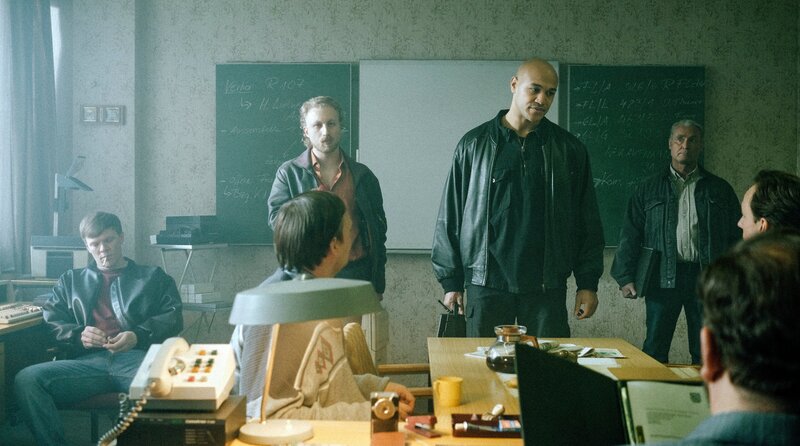 Sam (Malick Bauer, mi.) kehrt in die nun gesamtdeutsche Polizei zurück. – Bild: MDR/​Disney/​Stephan Burchardt