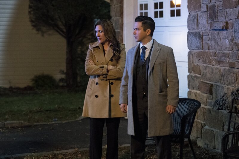 Thalia Macera (Nadia Dajani, l.); Benny Colón (Freddy Rodríguez, r.) – Bild: 2017 CBS Broadcasting, Inc. All Rights Reserved /​ David Giesbrecht Lizenzbild frei