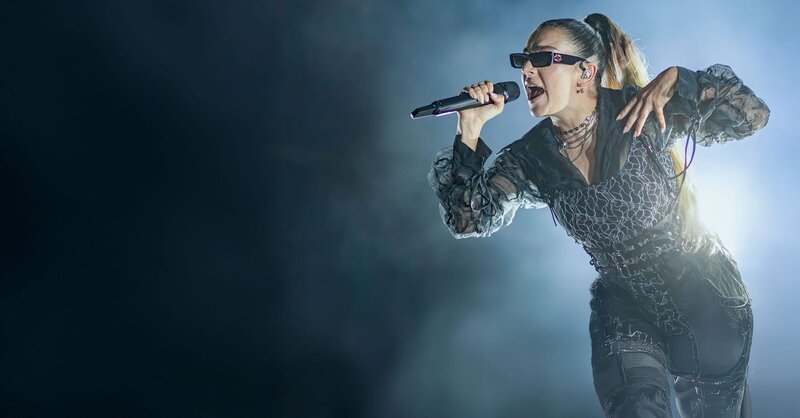 Charli xcx versucht den Spagat zwischen Mainstream und experimenteller Popmusik. – Bild: ZDF