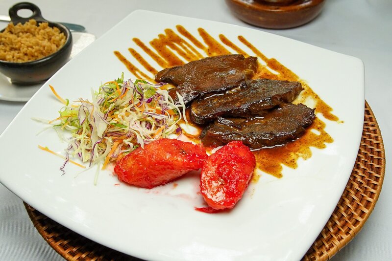 Das „La Olla Cartagenera posta negra Cartagenera“ bietet in Zuckerrohr gegartes Punta de Anca-Rindfleisch, in leuchtend rotem Kola Roman gebratene Platanos en Tentacion und den beliebten Kokosnussreis der Stadt an. – Bild: ORF/​Warner/​The Travel Channel