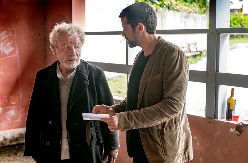 Dupin (Pasquale Aleardi, rechts) vermutet, dass Maxime (Michael Hanemann) etwas über die geheimnisvolle Unbekannte weiß. – Bild: ARD Degeto/​Wolfgang Ennenbach