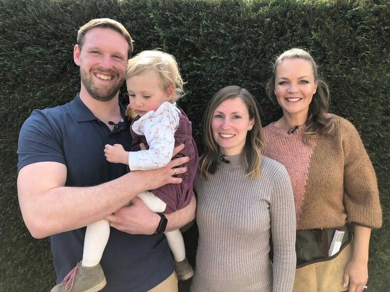 Carolin (2.v.r) und Gregor Breidenbach (l.) haben in Bergisch Gladbach ein Haus gekauft, das ideal ist für die junge Familie. Nur eines stört die beiden: Das Nachbarhaus grenzt direkt an ihr Grundstück, so dass sich die Familie im Wohnzimmer und auf der Terrasse immer beobachtet fühlt. Eva Brenner (r.) bittet die Gartenprofis René Pütz und Dennis Thiele Konzepte für mehr Privatsphäre zu entwickeln. – Bild: ZDF