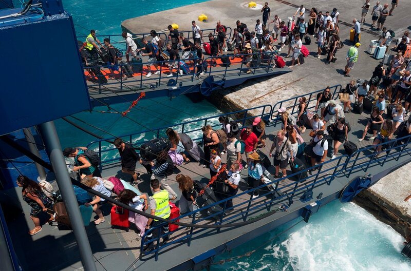 Massentourismus in Griechenland. Im vergangenen Jahr kamen mehr als 40 Millionen Touristen. – Bild: SWR /​ SWR Presse/​Bildkommunikation