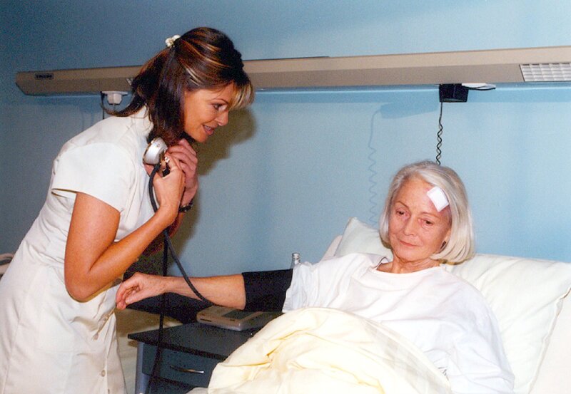 Schwester Yvonne hört aufmerksam den romantischen Geschichten der großen Liebe ihrer Patientin Frau Leistenschneider zu und glaubt nicht, daß ihr so etwas wiederfahren könnte … – Bild: MDR/​Laue