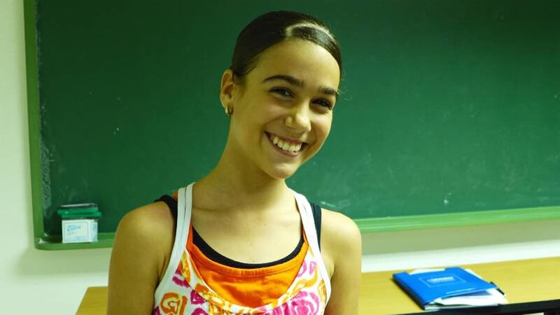 Shakira wird zu Hause von seiner Familie bewundert. Dabei ist das Tanzen für sie schwere Arbeit: Neben der Schule verbringt sie ihre ganze freie Zeit mit Ballettproben, afrokubanischen Tänzen und Dehnübungen an der Stange. – Bild: hr