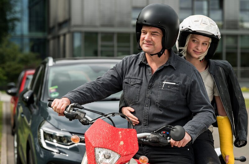 Dr. Lindner testet das Motorrad seiner Patientin Sanna Wieland. – Bild: ARD/​Jens-Ulrich Koch