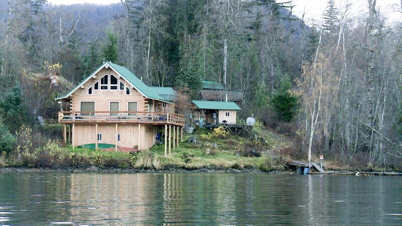The exterior of the first home which is located on a small island named Loon Island. – Bild: Destination America /​ Discovery Communications