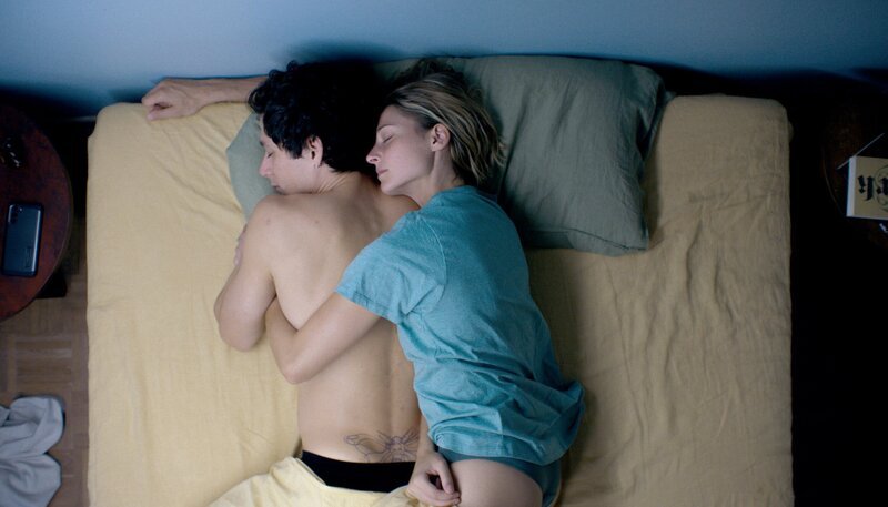 Marie (Svenja Jung, r) und Luis (Noah Saavedra) üben sich in Abstinenz und sind sich trotzdem nah. – Bild: WDR/​Fandango Film TV