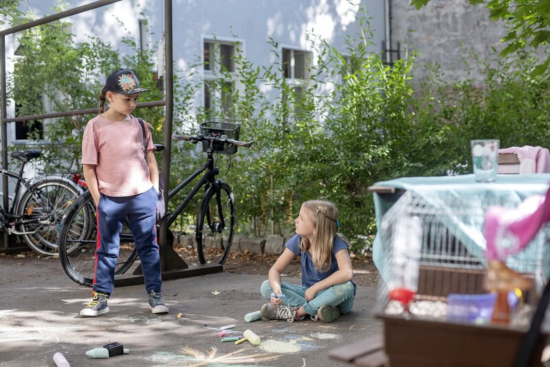 Miray und Lina machen gemeinsam ab: Wenn Miray Amadeus anfassen darf, dann darf Lina in Mirays Stelzenhaus. Aber wird Miray sich daran halten? – Bild: KiKA/​Erik Drews