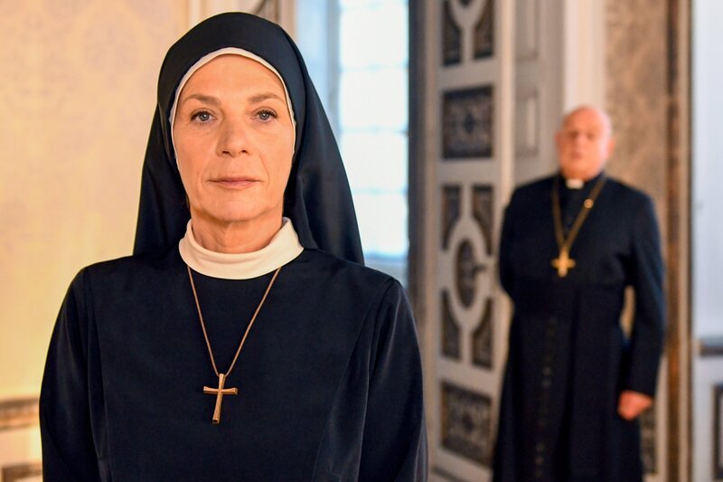 Es gibt einen Machtkampf zwischen der Mutter Oberin (Nina Hoger) und dem Weihbischof Landkammer (Wolfgang Böck) wegen den Verfehlungen der Nonnen. – Bild: ORF/​Beta Film/​ARD/​Barbara Bauriedl