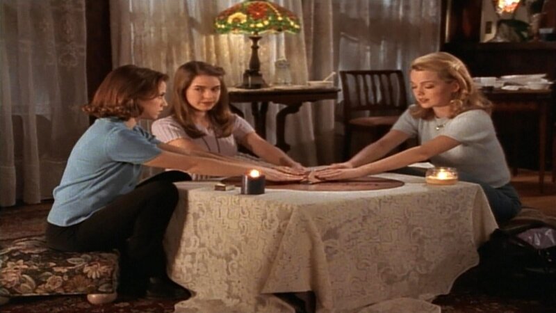 Drei junge Frauen befragen mittels eines magischen Spielbretts die Geisterwelt. Doch das, was als vergnügliche Abendunterhaltung gedacht war, wird zum Spiel auf Leben und Tod.Drei junge Frauen befragen mittels eines magischen Spielbretts die Geisterwelt. Doch das, was als vergnĂĽgliche Abendunterhaltung gedacht war, wird zum Spiel auf Leben und Tod. – Bild: RTL Zwei