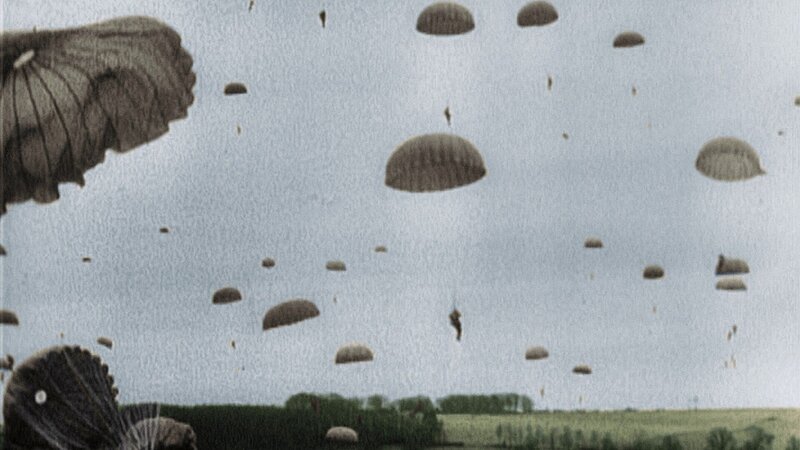 Die Alliierten arbeiten an einem Plan mit dem sie Hitlers Atlantikwall in Frankreich durchbrechen und die Nazis überraschen können. – Bild: RTL /​ World Media Rights Ltd