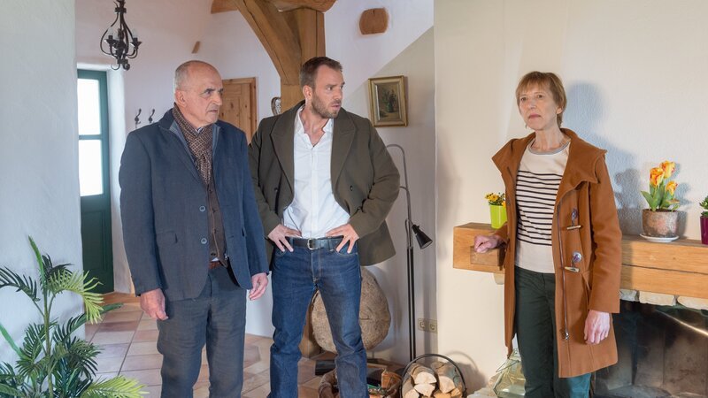 Rechtsmedizinerin Helene Sturbeck (Katharina Blaschke, r.) ist am Tatort um Fassung bemüht. Denn die Tote ist ihr bekannt. Freunde sind Helene Sturbeck und Elisabeth Zimmermann jedoch nie gewesen. Karl Freiberger (Karl Knaup, l.) und Pöhlmann (Dominic Boeer, M.) wissen gar nicht, wie sie sich verhalten sollen. – Bild: ZDF und Marc Meyerbröker