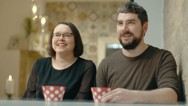 Anna (l.); Adam (r.) – Bild: PI PRODUCTIONS LIMITED 2021 Lizenzbild frei