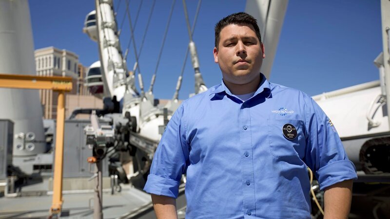 Nachts ist das Rad für sechs Stunden außer Betrieb, damit die Techniker wichtige Instandsetzungsarbeiten durchführen können. – Bild: Windfall Films/​ WeltN24