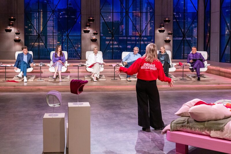 Sanja Zündorf präsentiert (v.l.) Carsten Maschmeyer, Judith Williams, Gast-Löwin Lena Gercke, Frank Thelen, Janna Ensthaler und Ralf Dümmel den Textilen Masturbationssattel come around. – Bild: RTL /​ Bernd-Michael Maurer