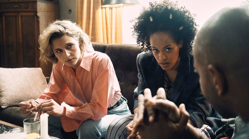 Alex hofft, dass Yvonne (Svenja Jung, li. und Paula Essam, re.) Sam zur Vernunft bringen kann. – Bild: MDR/​Disney/​Stephan Burchardt