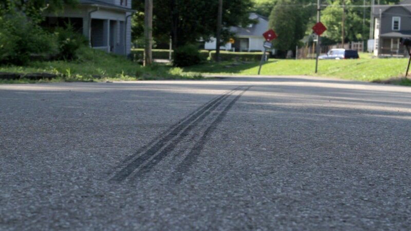 In einer eigentlich ruhigen Nachbarschaft wird eine Mutter überfahren. Während die Polizei zunächst annimmt, dass es sich einen normalen Unfall mit Fahrerflucht handelt, erkennt Lt. Joe Kenda, dass der Fahrer das Opfer kannte und getrieben von Eifersucht und Wut die Tat vorsätzlich beging … – Bild: Jupiter Entertainment