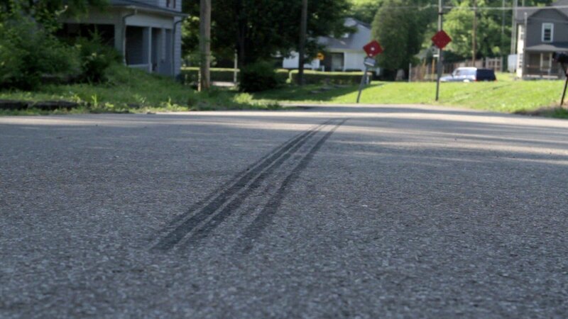 In einer eigentlich ruhigen Nachbarschaft wird eine Mutter überfahren. Während die Polizei zunächst annimmt, dass es sich einen normalen Unfall mit Fahrerflucht handelt, erkennt Lt. Joe Kenda, dass der Fahrer das Opfer kannte und getrieben von Eifersucht und Wut die Tat vorsätzlich beging … – Bild: Jupiter Entertainment