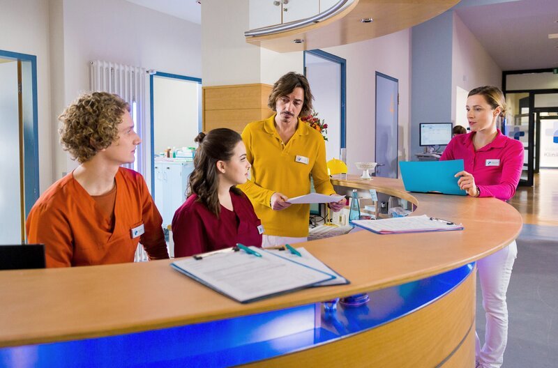 Die Kollegen beraten sich, wie mit der bevorstehenden Adoption umzugehen ist. V.l.n.r. Fiete Petersen (Adrian Gössel), Jasmin Hatem (Leslie-Vanessa Lill), Lucas Salgado (Nils Brunkhorst), Alexandra Lundqvist (Friederike Linke) – Bild: ARD/​Jessen Mordhorst