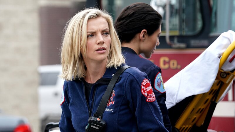 Chicago Fire Staffel 9 Folge 15 Warten auf ihren Einsatz: Kara Killmer als Sylvie Brett, Hanako Greensmitha als Violet Mikami – Bild: SRF/​NBC Universal /​ NBC