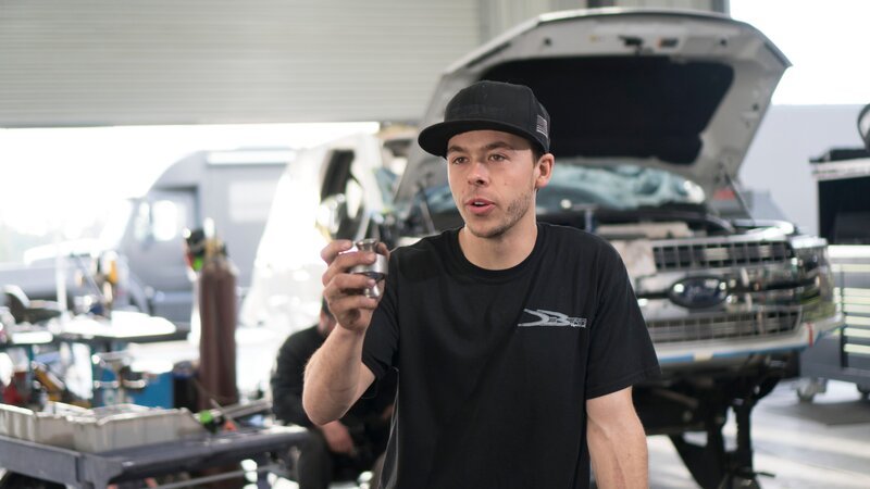 Brad explains the functional history of a part integral to the F150 customization. – Bild: Discovery Communications