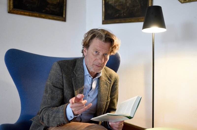 Der Schauspieler Michael Hartmann (Michaelvon Au) hat schon bessere Zeiten gesehen. Der einst als „Alpenbulle“ gefeierte TV-Star, liest nun vor einem exklusiven Publikum in der Meersburg, aus seinem neuen Buch. – Bild: ARD/​Laurent Trümper