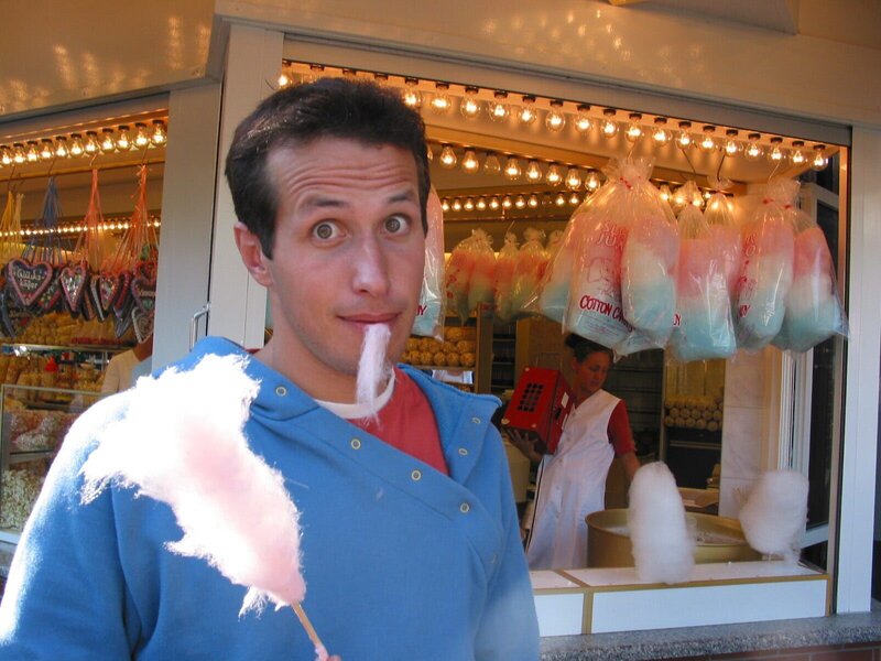 Willi hat sich im Vergnügungspark Zuckerwatte gekauft. – Bild: BR/​megaherz gmbh