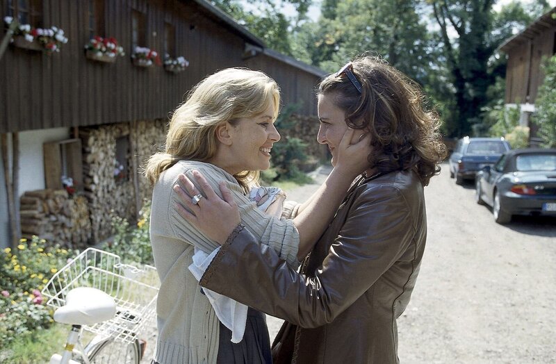 Marie (Karin Thaler, li.) ist ganz aus dem Häuschen, so sehr freut sie sich, ihre Freundin Bärbel wieder zu sehen (Patrizia Schwöbel). – Bild: ORF/​ZDF/​Christian A. Rieger