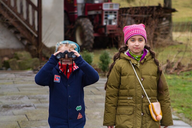 Felix (Piet Eckert) und Samina (Sarah Bendjelba) halten nach Vögeln Ausschau. – Bild: KiKA/​Kinderfilm GmbH