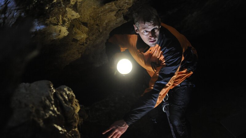 Andreas Marthaler (Martin Gruber) ist in der Höhle auf der Suche nach dem verschwundenen Tommi. – Bild: ZDF und Thomas R. Schumann