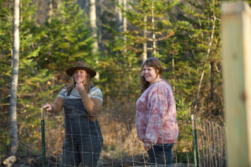 Misty Bilodeau and Kristin Yeager standing together by the fence. – Bild: Warner Bros. Discovery, Inc. or its subsidiaries and affiliates