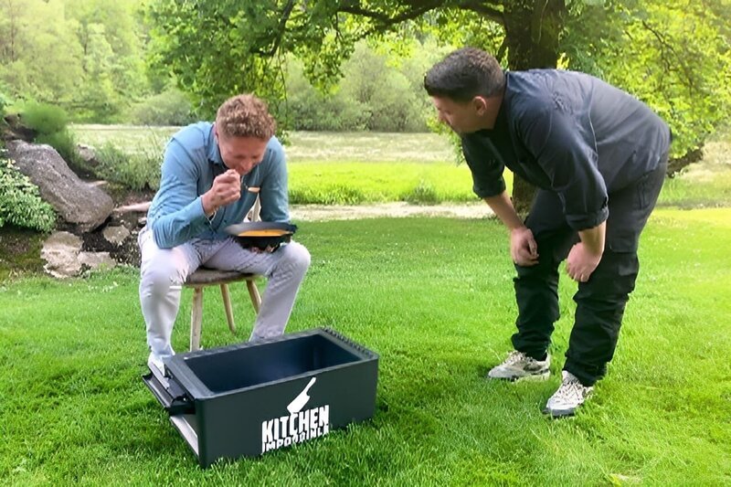 Martin Klein (l.), Tim Mälzer +++ Die Verwendung des sendungsbezogenen Materials ist nur mit dem Hinweis und Verlinkung auf RTL+ gestattet. – Bild: RTL /​ Endemol Shine /​ Marité Schulte-Trux /​ Tim Mälzer vs. Martin Klein