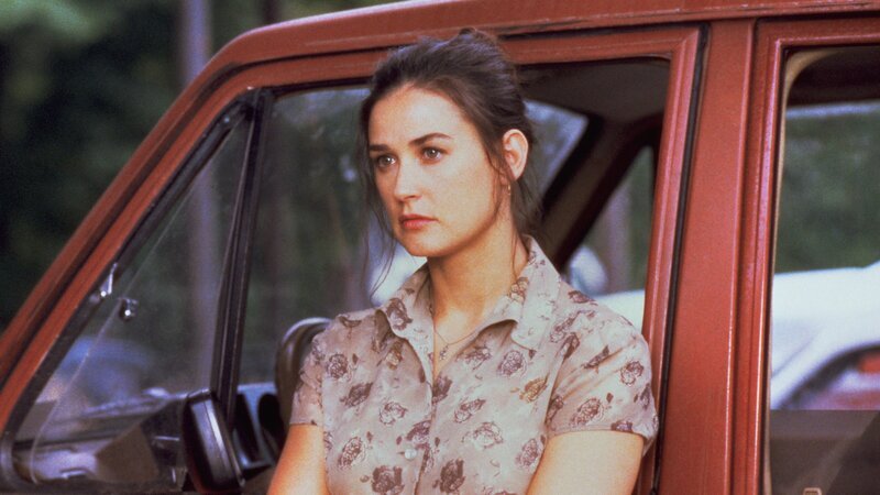 Die Bildhauerin Annie Laird (Demi Moore) ist alleinerziehende Mutter und wird Geschworene im Prozess gegen einen Mafiaboss. – Bild: ZDF und Sony
