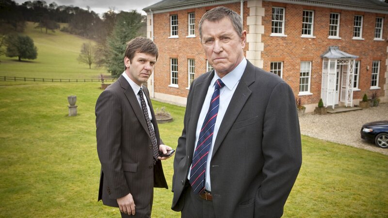 DS Ben Jones (Jason Hughes, l.) und DCI Tom Barnaby (John Nettles, r.) fragen sich, was bei den Chatthams nicht stimmt. – Bild: ZDF