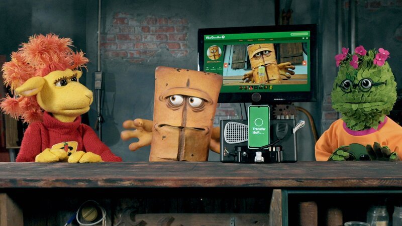 Brotfluencer Bernd testet die von Briegel entwickelte „Was geht ab“-App. Chili ist gespannt. – Bild: KiKA/​bumm film GmbH