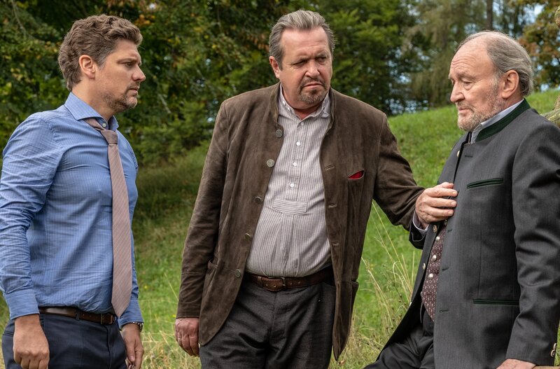 Der Geschichtsstudent Sebastian Wenger, der für die Traditions-Brennerei Gentner eine Jubiläumsschrift verfassen wollte, wurde ermordet. Patriarch Franz Gentner und sein Sohn Hubert wollen nichts von einem Konflikt wissen. V.l.n.r. Hubert Gentner (Markus Baumeister), Franz Gentner (Michael Mendl), Benedikt Beissl (Andreas Giebel). – Bild: ARD/​BR/​Raymond Roemke/​Raymond Roemke