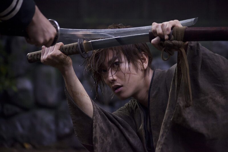 Der frühere Samurai Kämpfer Kenshin Himura (Takeru Sato) hat der Gewalt abgeschworen und wandert ziellos durch Japan, um dort zu helfen, wo Menschen in Not sind. Doch auf der Suche nach Frieden mit sich selbst, holt ihn seine Geschichte in Form eines gleichnamigen Killers wieder ein … – Bild: NOBUHIRO WATSUKI/SHUEISHA Der frühere Samurai Kämpfer Kenshin Himura (Takeru Sato) hat der Gewalt abgeschworen und wandert ziellos durch Japan, um dort zu helfen, wo Menschen in Not sind. Doch auf der Suche nach Frieden mit sich selbst, holt ihn seine Geschichte in Form eines gleichnamigen Killers wieder ein … – Bild: NOBUHIRO WATSUKI/SHUEISHA