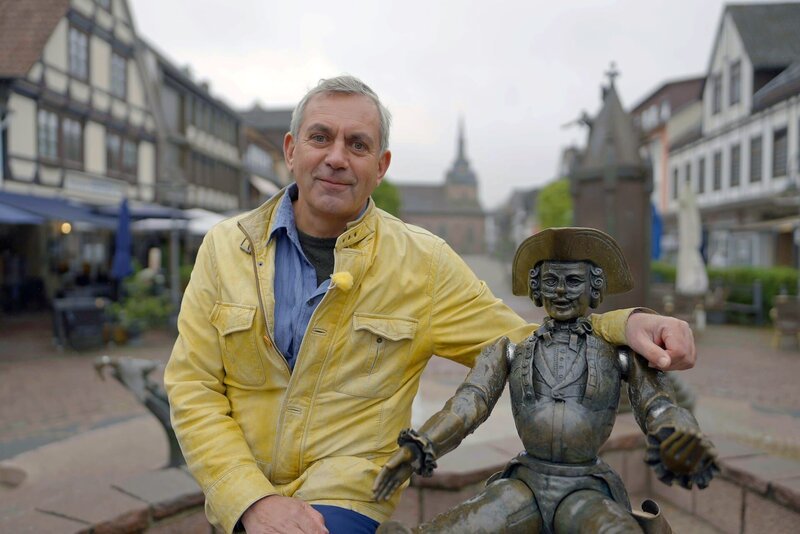 Wladimir Kaminer und Hieronymus Carl Friedrich Freiherr von Münchhausen auf seiner Kanonenkugel in Münchhausens Geburtsstadt Bodenwerder. – Bild: ZDF und Bastian Baumöller