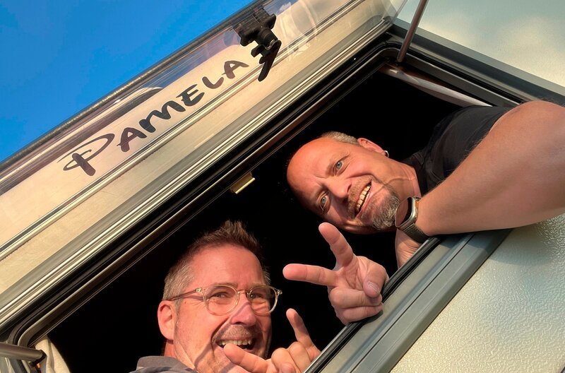 Camping-Check by Lukas Lowack. Friso Richter (r.) und sein Kameramann Lukas Lowack (l.). – Bild: HR/​NDR
