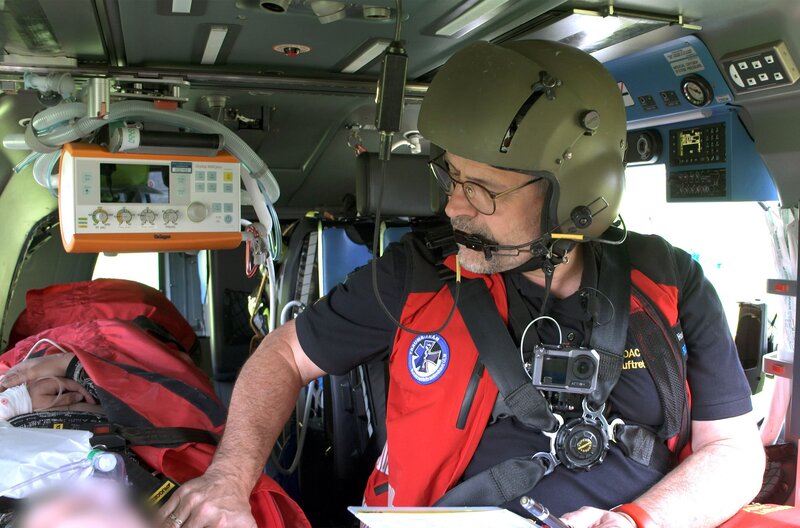 Im Rettungshubschrauber Christoph 22: Notarzt Dr. Björn Hossfeld überwacht den Zustand einer Patientin während des Transports in die Klinik. – Bild: SWR