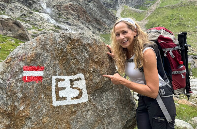 Tamina Kallert macht eine Alpenüberquerung entlang des legendären Fernwanderwegs E5. – Bild: WDR/​Michael Wieseler