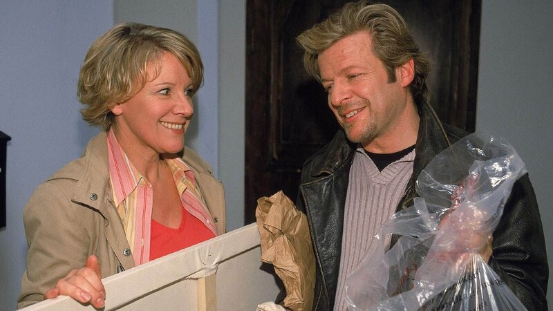 Nikola (Mariele Millowitsch) trifft im Hausflug wieder auf den etwas ungeschickten Zwischenmieter Richard Grönlechner (Roland Koch), einen Künstler. Die beiden sind sich schnell sympathisch … – Bild: MG RTL D /​ Kai Schulz