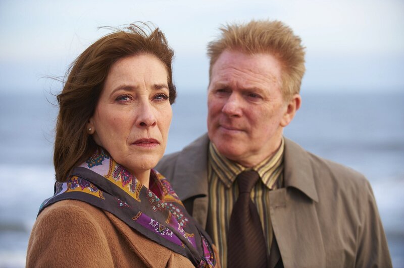 Shirley (Phyllis Logan, l.); Marty (John McArdle, r.) – Bild: ITV Studios