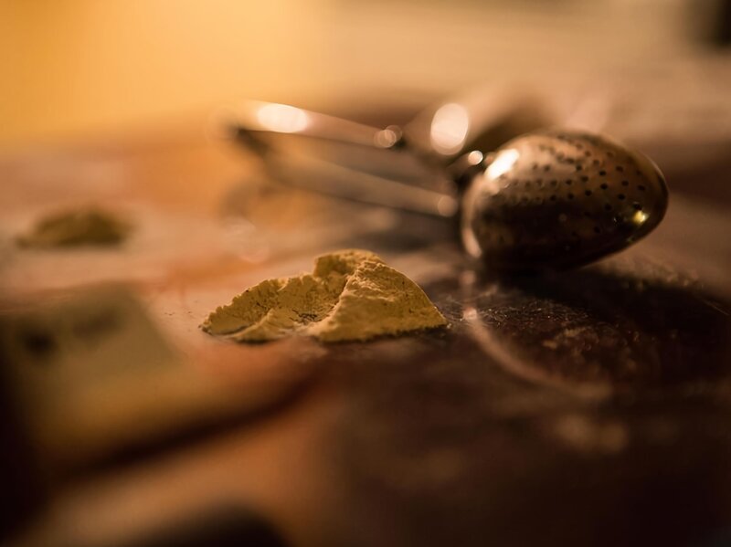 Heroin measured out by a drug dealer. In suburbia, a surge in prescription pain pill abuse, is turning many on to heroin and addiction is reaching epidemic proportions. Leading the battle are the DEA and Customs agents at JFK. – Bild: National Geographic Society